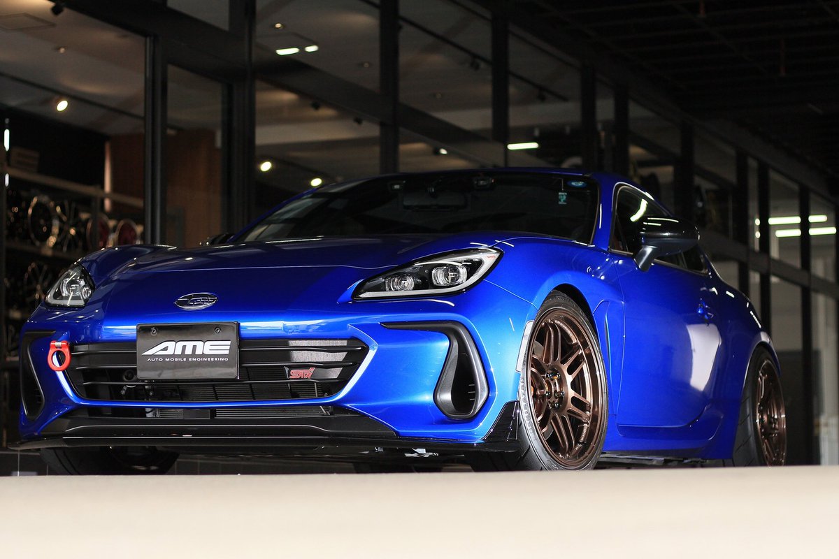 AmeWheels's tweet photo. おはようございます☺️昨日はTM-02限定カラーのディープブロンズをBRZにムチムチインストールされた@24Brz 様がショールームに遊びに来ていただきましたのでパシャリしたのでペタリします🤗ブルーとブロンズの相性も良くてバチバチに決まってます🤩ありがとうございました！
#amewheels
#AME
#tracer https://t.co/AV16QIyNv9