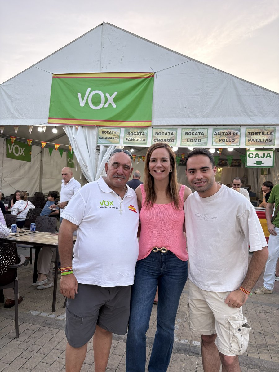 VoxTorrejon's tweet photo. 📣El pasado jueves, dos miembros de @voxtorrejon estuvieron presentes en la carpa de Vox durante las fiestas de Coslada, acompañando a la portavoz de Vox en la Asamblea de Madrid, @isabelperezmonino .

💚¡Solo queda VOX!💚

#soloquedavox #torrejondeardoz #madrid🇪🇸 #fiestas https://t.co/7iivoTpw0z