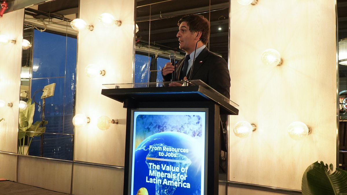 MinMineria_cl's tweet photo. Subsecretario Álvaro González participó de la clausura del foro internacional "De los recursos al empleo: el valor de los minerales para América Latina", instancia en la que reafirmó el compromiso del Gobierno del Presidente Kast por avanzar hacia un Estado facilitador para el desarrollo de nuevos proyectos 🌎🤝
