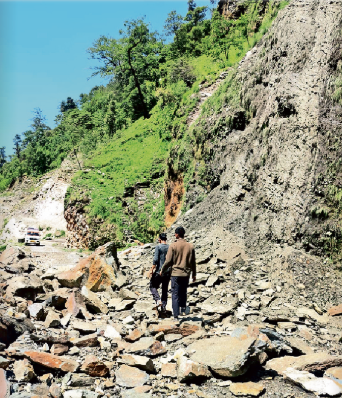 cmsuntehain's tweet photo. मलबा तथा बोल्डरों से बंद हुआ बोरबड़ला-समडर मोटर मार्ग
#Uttarakhand #RoadBlock #Landslide https://t.co/kwNAzIMFF2