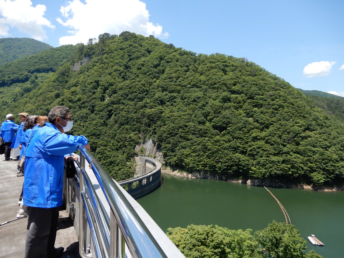 MlitNaruko's tweet photo. ６月１７日（水）障がい者部会（田尻地区民生委員）の１３名がいらっしゃいました。管理所からダム天端への移動は車を予定しておりましたが、本日は青空広がる晴天。急遽予定を変更して歩いてダム天端を目指しました。中には鳴子ダムと同じ年齢という方もいました。来年は一緒に古希のお祝いですね。 https://t.co/jpxQNfkhzS