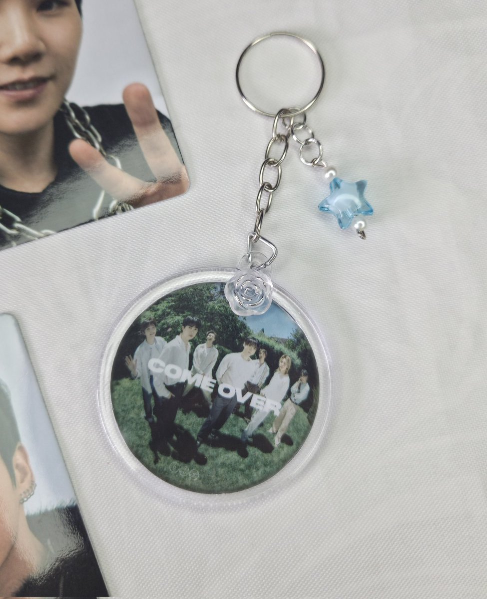 4clock_store's tweet photo. CHAVEIRO COME OVER 💜

chaveiro come over do nosso kit festa 2026 tambem disponível no wpp, site e shopee (valores variam) 

link: https://t.co/JiiMZiFT3V https://t.co/J7Jv900zA7