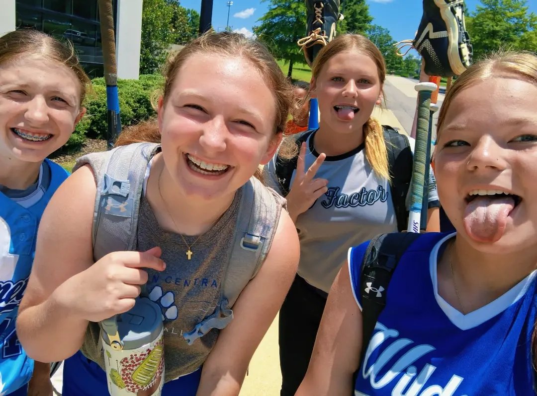 aubree_2030's tweet photo. Sweet girls I met at the @AlabamaSB camp last week! https://t.co/dgwl3aZa5C