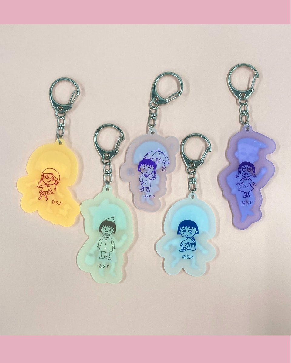 tweet_maruko's tweet photo. 【新商品】#ちびまる子ちゃん の蓄光アクリルキーホルダー全5種が新登場✨

光を蓄えて暗闇で光る、蓄光アクリルキーホルダー。お家や自転車の鍵、お財布などに付ければ夜間でも簡単に見つけることができて便利です🎵
各1,210円（税込）

🔽詳細はこちら
https://t.co/huV9mQSyB7 https://t.co/NO8LzsLIFu