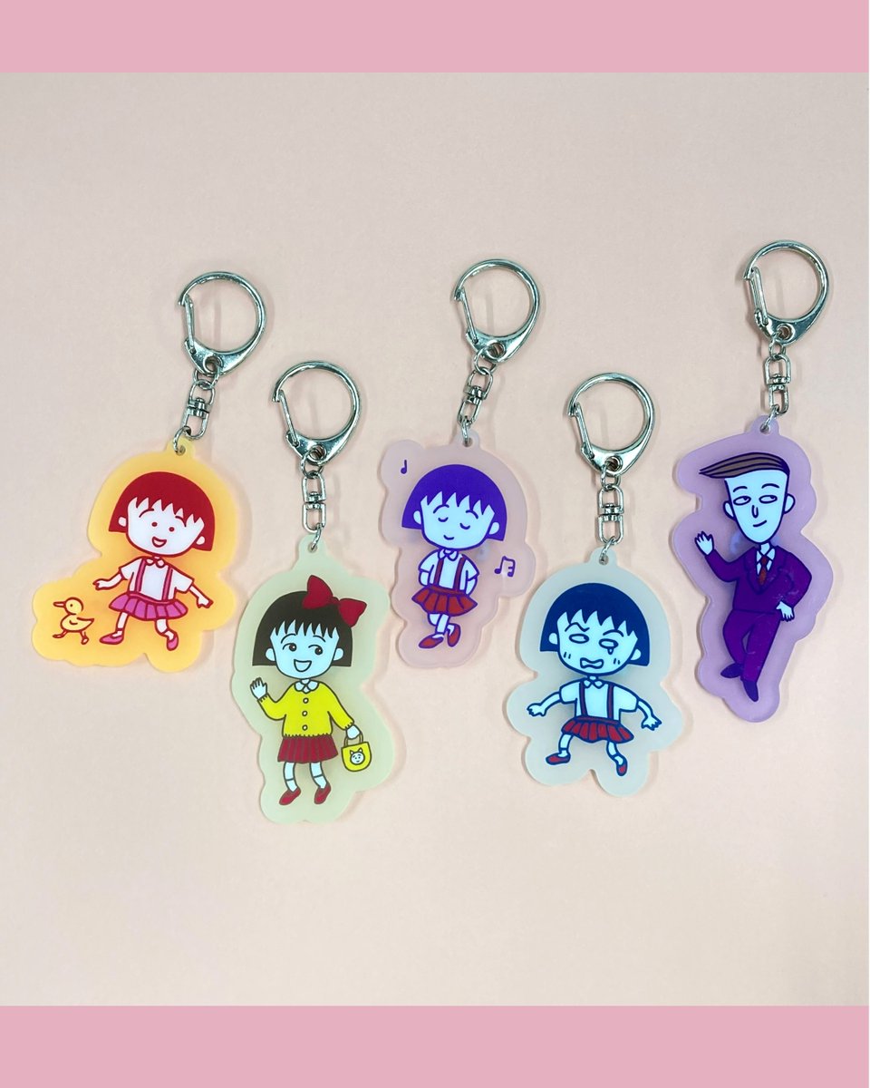 tweet_maruko's tweet photo. 【新商品】#ちびまる子ちゃん の蓄光アクリルキーホルダー全5種が新登場✨

光を蓄えて暗闇で光る、蓄光アクリルキーホルダー。お家や自転車の鍵、お財布などに付ければ夜間でも簡単に見つけることができて便利です🎵
各1,210円（税込）

🔽詳細はこちら
https://t.co/huV9mQSyB7 https://t.co/NO8LzsLIFu