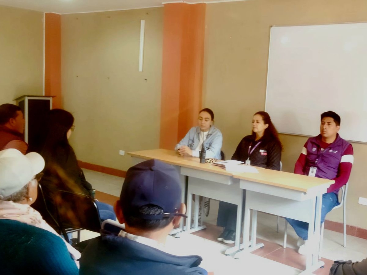 ECU911Ambato's tweet photo. 📍 #Patate | Este miércoles17 de junio, @JManceroE, coordinadora Zonal del @ECU911_, visitó la Tenencia Política de Patate, donde se realizó la colocación de afiches informativos del #BotónVioletaECU911 🟣, con el objetivo de fortalecer la difusión de esta herramienta tecnológica de apoyo para mujeres que enfrentan situaciones de violencia.
🤝 Posteriormente, mantuvo una reunión con moradores del sector Los Andes de Patate, en la que participaron el Comisario Nacional y el Teniente Político del cantón.
📹 Durante el encuentro se dialogó sobre la implementación de cámaras de videovigilancia en el sector y la posibilidad de articular estos dispositivos al sistema de monitoreo del @ECU911_, con el fin de fortalecer la seguridad ciudadana y la capacidad de respuesta ante emergencias.
