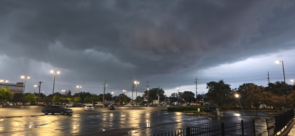 MCSStorms's tweet photo. This was a couple mins ago in Terre Haute but this is now storm that is tornado warned near Greencastle, IN #inwx https://t.co/9cIh3NOuwV