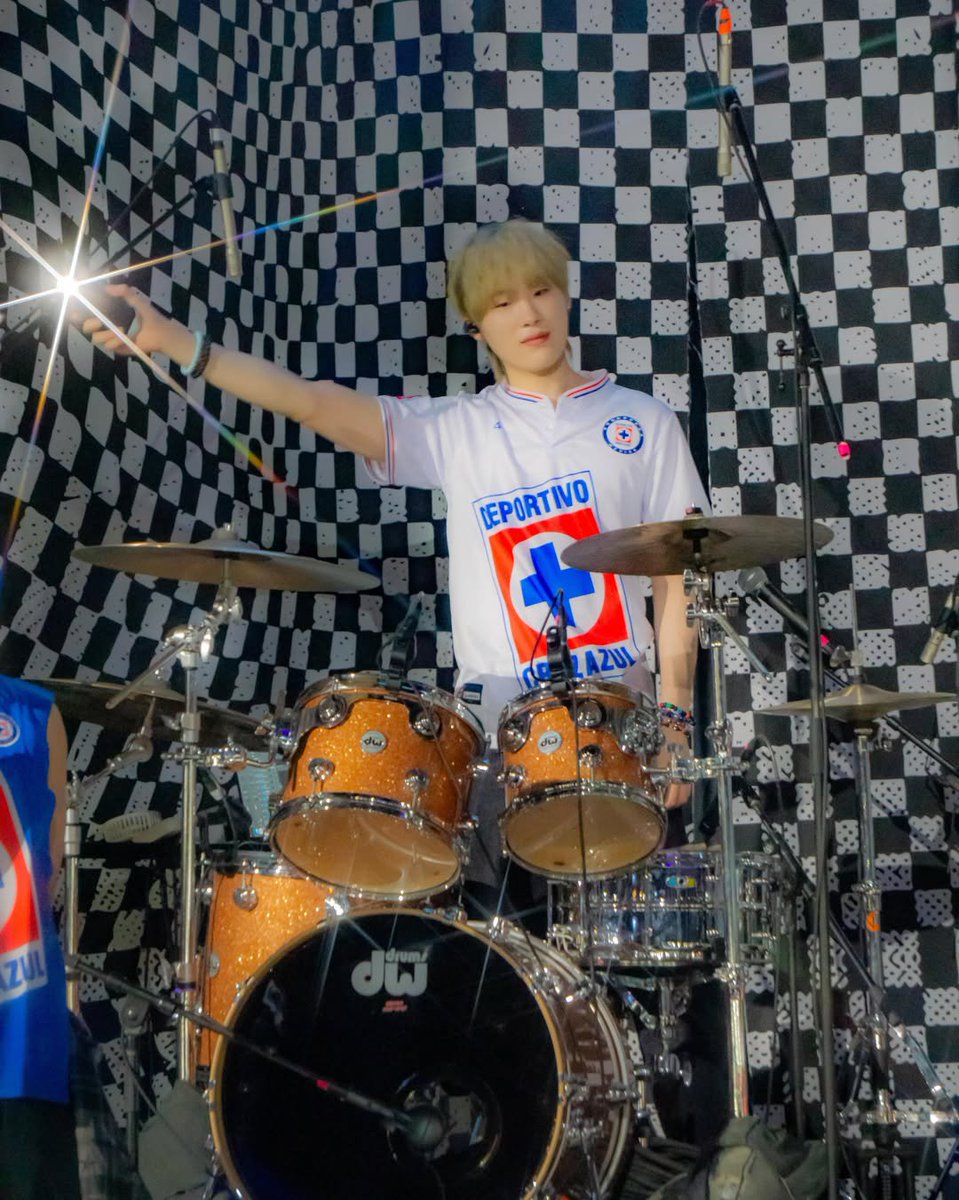 jorgeluazul's tweet photo. La banda Coreana "ChRocktikal" dió un concierto en la Ciudad de México y salieron con Jersey's de @CruzAzul 😃 #CruzAzulEsMundial https://t.co/N7X2GMkYWG