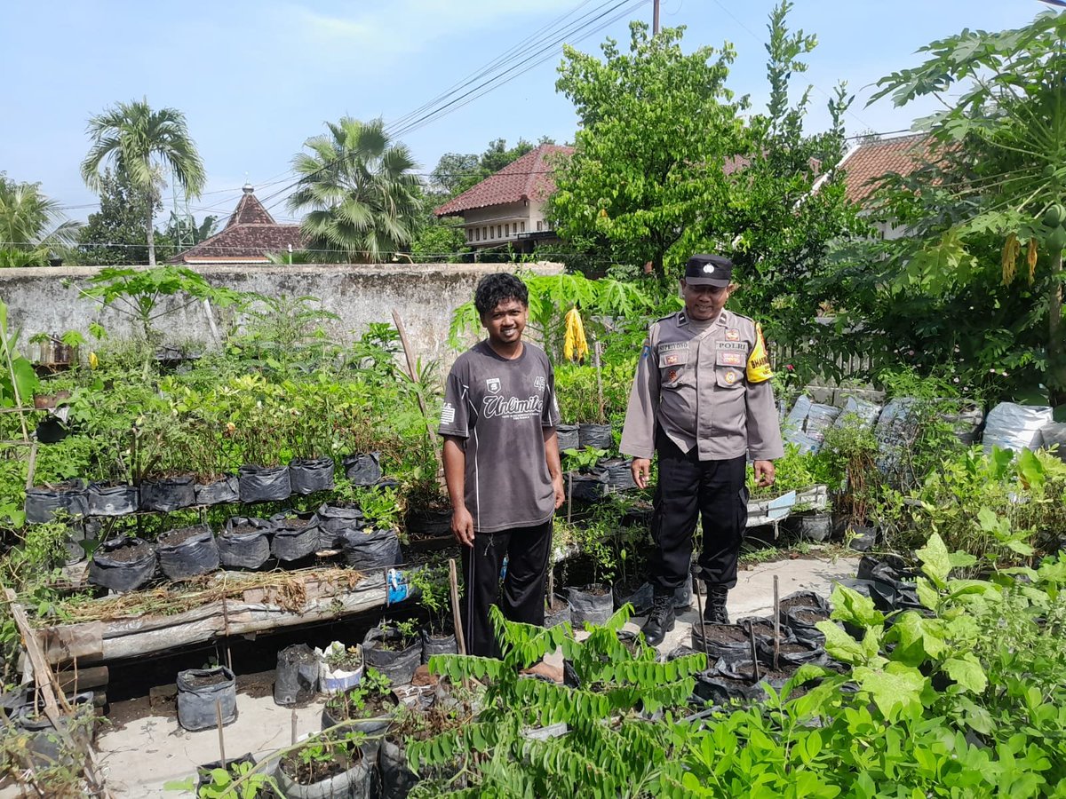 SaptoAe's tweet photo. Bhabin Klitik Wonoasri terus bergerak mendukung sektor pertanian demi terciptanya kemandirian pangan
#ketahananpangan
#swasembadapangan
#astacita
#ketahananpanganpolresmadiun
#KabupatenMadiun
#PolresMadiun
#JawaTimur https://t.co/AlqFavRN67
