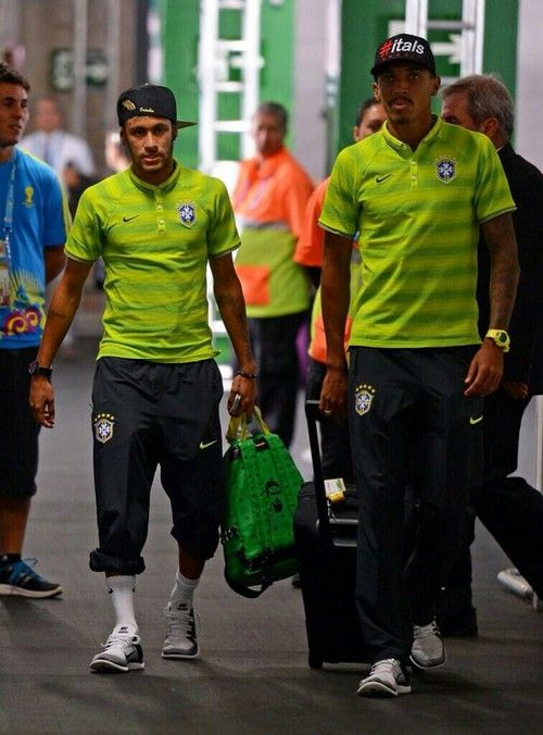 EmpNeymar's tweet photo. A Nike na década passada era outra história. 

Só kit monstro. https://t.co/ke0U4Dmxza