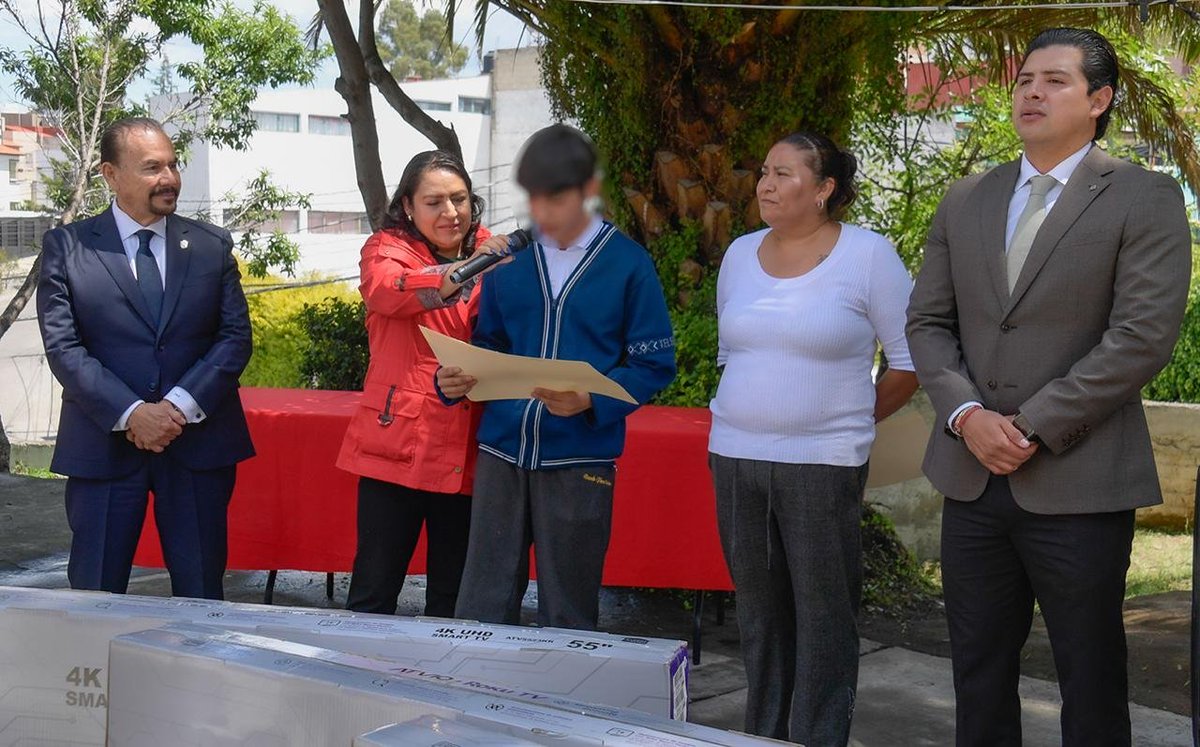 Atisbos1's tweet photo. @Pedro_RVillegas fortalece el equipamiento escolar en #Atizapán con nuevas herramientas tecnológicas 

 Atisbos https://t.co/As4zFwFcmc https://t.co/GgbD3Qdeuw