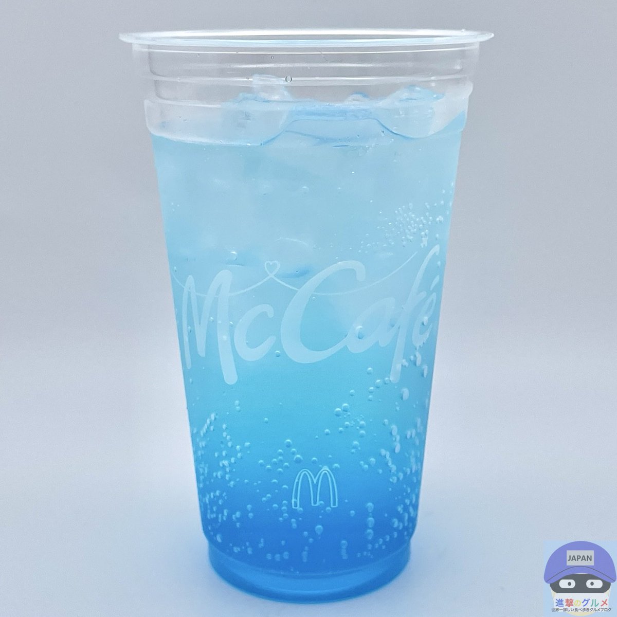 rekishichosadan's tweet photo. 「マックフィズ ブルーエナジー（300円～）」
2026年6月17日発売、マクドナルドの新商品。
FIFAワールドカップ26とコラボした「VIVA！ワールドマック」、りんご果汁と3種類のアミノ酸を配合、あざやかなブルーが気分をリフレッシュ、爽快な炭酸エナジードリンクです。 https://t.co/ZywsqzTStb