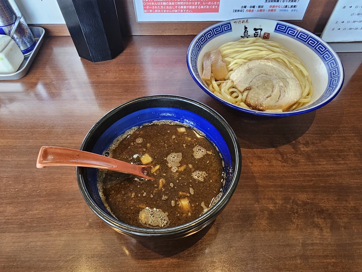 housecrea's tweet photo. 三郷にあるつけ麺眞司さんへ行ってきた。
見た目通り期待そのものの魚粉系。
かなり濃厚でパワフル魚粉系のつけ麺が食べられます(^^)
しかも！
特盛（茹で後700g）まで料金一緒！
流石にちょっと日和って今回は大盛りをオーダー。
魚粉好きにオススメの1杯です。
#眞司
#三郷
#魚粉 https://t.co/4jpzI8JBRb