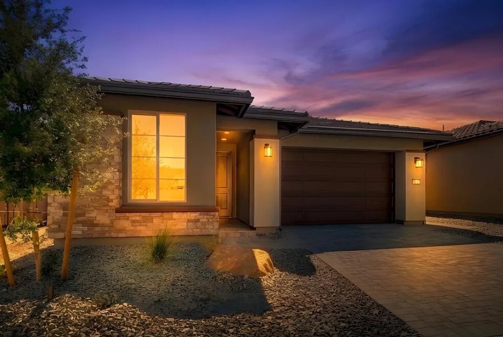 Northpointe_AZ's tweet photo. Tour the Flourish II plan on homesite 91 in Ridgecrest™ – a Trilogy® Boutique Community™ at Northpointe. Situated on an incredible premium lot, this home offers 1,818 SF, 3 bedrooms, 2 baths, a den, and a 2-car garage. https://t.co/msb8OKVVZe https://t.co/mWZklCpP8H