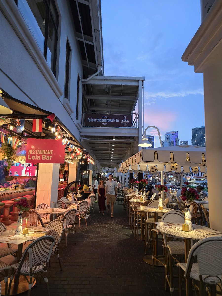 volvoshine's tweet photo. Bayside Marketplace is such a weird mall it's kind of like the schrodinger's cat of malls depending on how you look at it.

Very alive and very dead at the same time 😂
#miami https://t.co/ekVwrzZXd4
