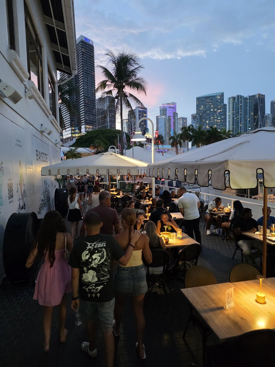 volvoshine's tweet photo. Bayside Marketplace is such a weird mall it's kind of like the schrodinger's cat of malls depending on how you look at it.

Very alive and very dead at the same time 😂
#miami https://t.co/ekVwrzZXd4
