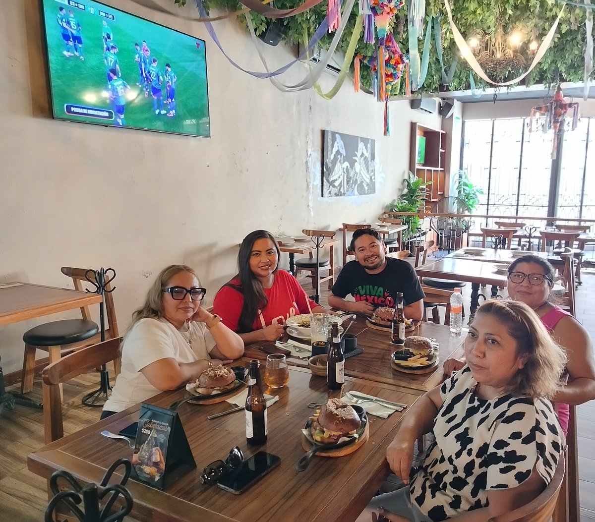 montejeni's tweet photo. Una con las chicas ....Precumple🎂🍻🍾🥰❤️🎊🎉 https://t.co/miQ7dWJDQ9