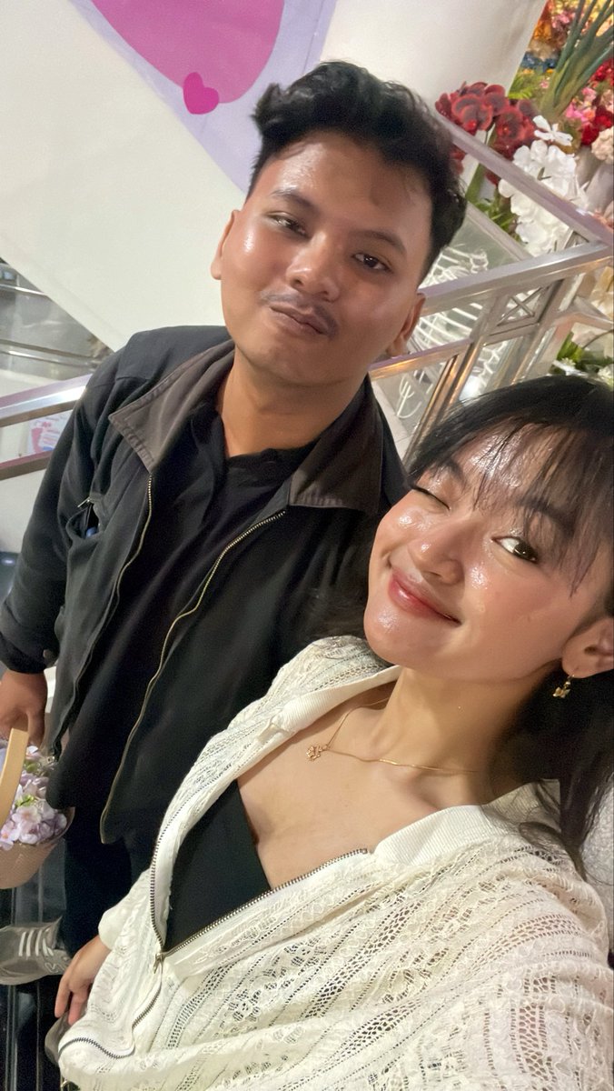 kayineu's tweet photo. rollercoaster date, siangnya hunting hijab malemnya hunting rokok 😭😭😭

makasi yh suprotnya me suka shopping date ini 😇 https://t.co/dR5r6LEpft
