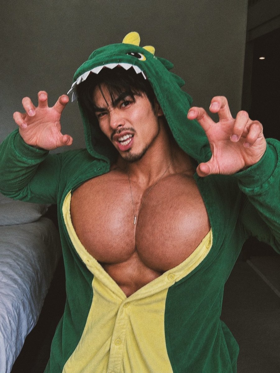 Bigjeonpark's tweet photo. 🇰🇷⛩️ Jeong Park ⛩️🇰🇷 

me llegó está pijama de dinosaurio y honestamente me encanta ✨🦖RAW~ https://t.co/PxRjrxJWqu