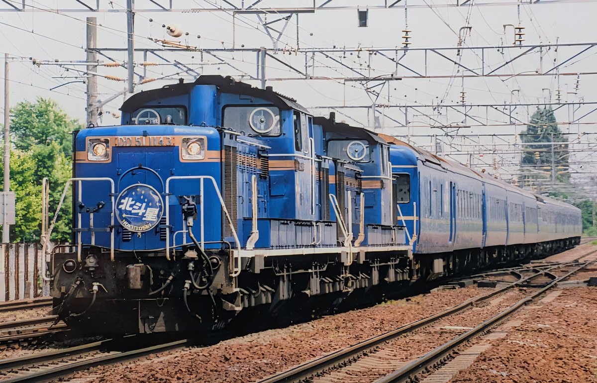 856HFZ7Cmluoncl's tweet photo. 90年代の鉄道が面白かったのは、景気の良さ、人や車両が多かったという要素があったとはいえ、国鉄の崩壊を踏まえて、何とか鉄道に振り向いてもらおう、乗ってもらおう。という施策が多かったからなんだよね。
最近は鉄道側の都合優先さが露骨な施策ばかりなのがね、、、、。仕方ないのだが。 https://t.co/HqRSke5MTX