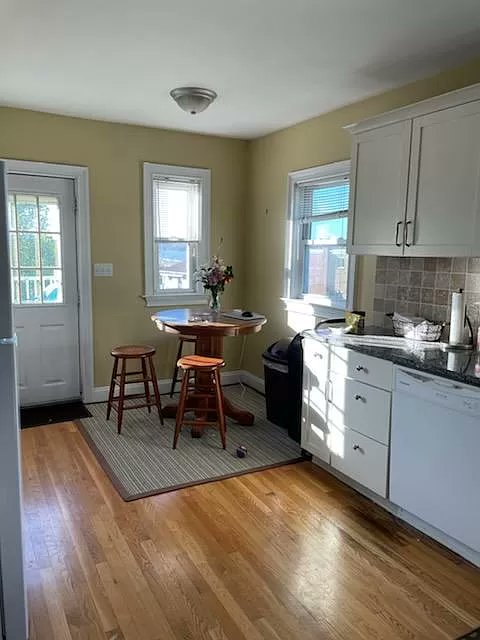 grealy13's tweet photo. roommate spot opening up in quincy massachusetts at 825 a month. in unit laundry ✅️. off street parking ✅️. central air ✅️. right on the beach ✅️. pls shoot me a dm on discord @grealy if yr interested https://t.co/fcyFSVfaBE
