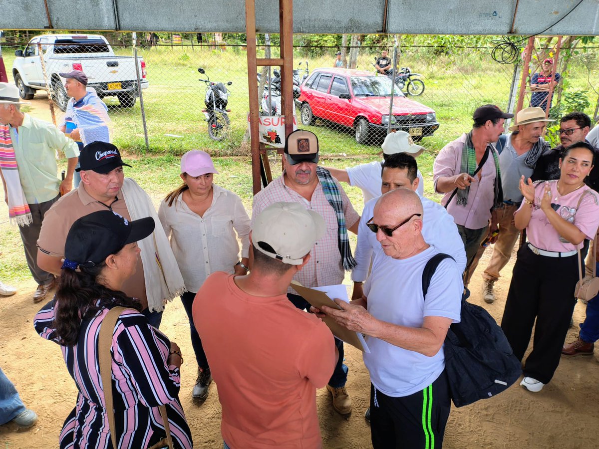 ARNColombia's tweet photo. En Chaparral, #Tolima, la Alcaldía Municipal entregó a firmantes de paz y víctimas del conflicto armado la carta de intención de donación de un lote para la construcción de 100 viviendas. 🏡🕊️👇 https://t.co/ltatPv3NA5