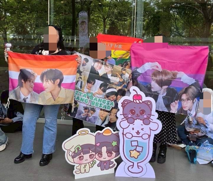kucingbungul's tweet photo. dia Akan ngamuk liat wisjen di venue project dari semua ship….. Dia akan ngamuk liat orang ngomong “KAK MAU DONG FOTO SM YUTKUL LESBI” “KAK MAU DONG FOTO SM SYON BISEK”…. Dia akan ngamuk Kalau tau project yang nyetir juga SHIPPER. Gmn kalau dia tau banyak Cafe Event SHIPPER. https://t.co/1783s4ut3a