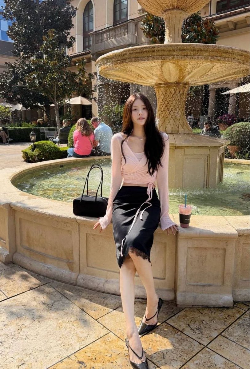 MLmodels123's tweet photo. 你们那边端午节一般有什么习俗或者活的呢？我们这边好像没有特别热闹的事情。
#上海 #静安区
光脚178 04 E 
#高白纯 https://t.co/zyJKTzg2LH