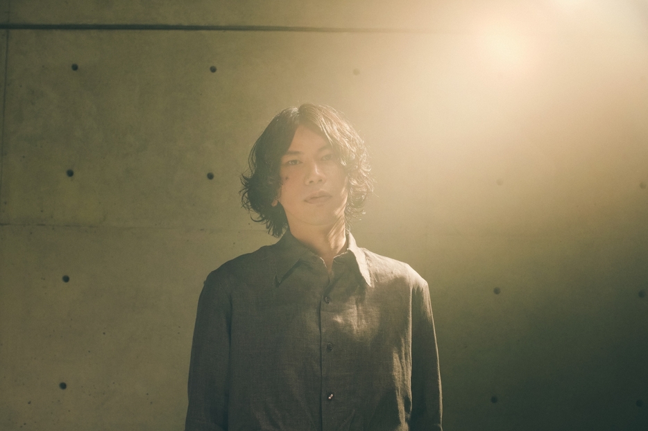 TeKe0824's tweet photo. 米津玄師さんにインタビューしました。

・J-POPを見下す空気への「逆張り」
・2026年現在のモード
・バトル型SNS／アルゴリズムへの抵抗
・新曲「烏」と、子どもの頃の自分の救済

など！ぜひご覧ください。

ヘルシーでいるために――米津玄師が向き合う「内側からの解体」https://t.co/lWeCt3Z51A https://t.co/v4z35wHaG7