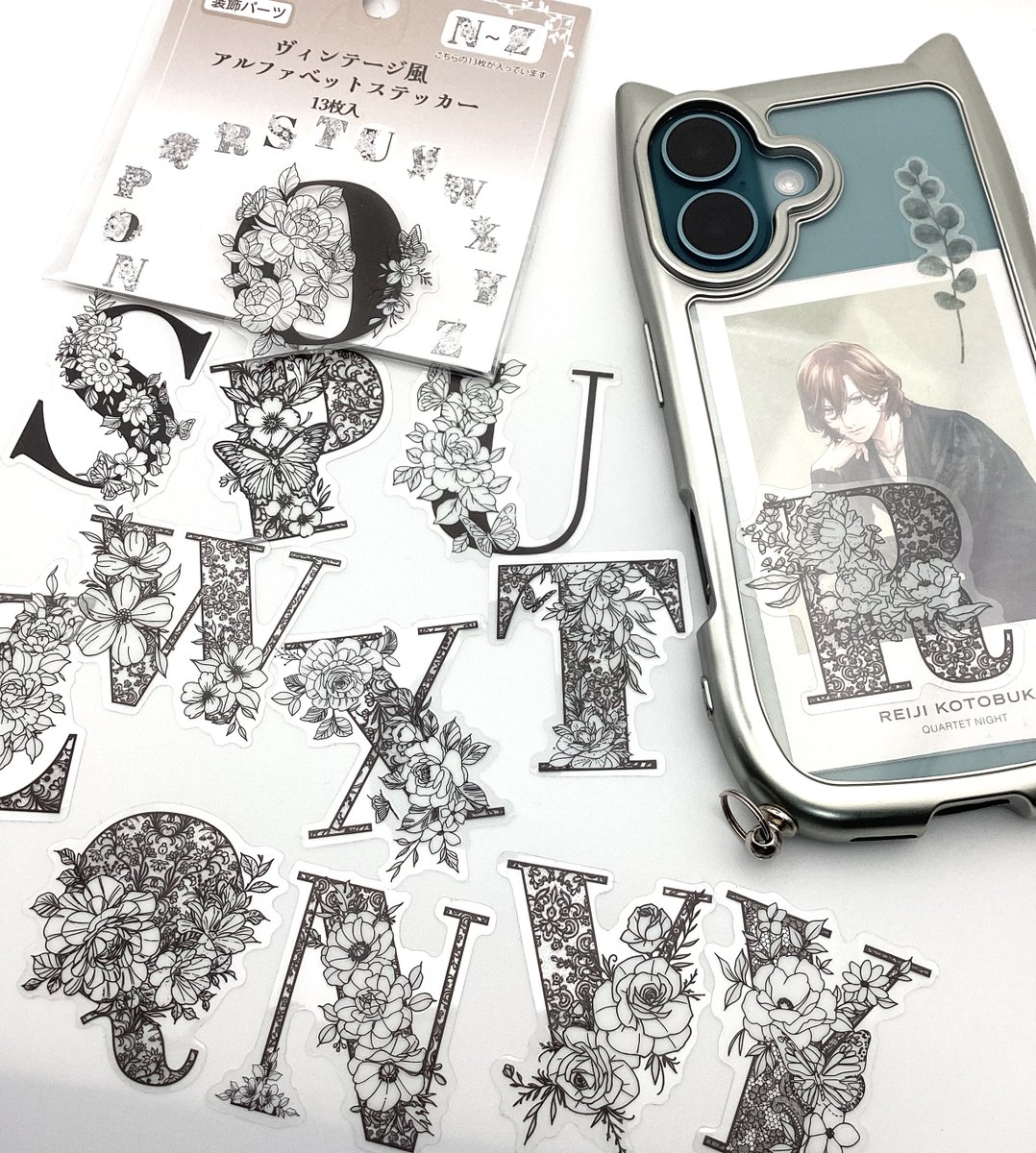 cizque127's tweet photo. セリアにめためた可愛いアルファベットステッカー売ってたんだけど既出ですか？！ananの絵柄にぴったりすぎる…！！後半のN〜Zの方に自分の推しイニシャル(R、V、Y、QN)全部入ってて最高🫶✨ https://t.co/JggukRQmYT