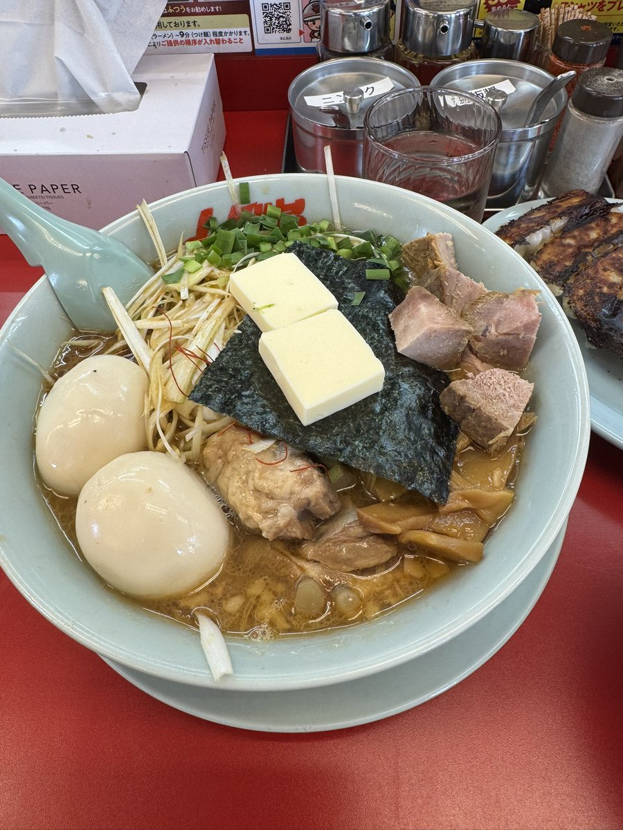 tuka08071's tweet photo. 2026/06/18
山岡家東広島店☁️
豚バラなんこつラーメン
半ライスセット＆餃子
アプリクーポンコロチャー6個
トッピング白髪ネギ×2
トッピング味玉×2 ＆バター×2
背脂変更
バタートッピング最高🎵 https://t.co/VPPtDsnUdY