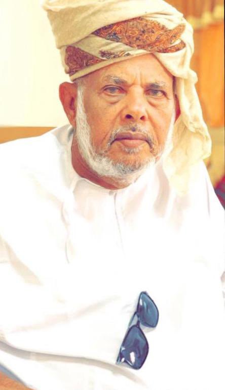 taher_aljunaibi's tweet photo. رغم أن الشلل أقعد قدميه قبل ثلاثة عقود، ظل "راعي الحزامي" حمدان بن محمد بن بوته الحرسوسي متكئًا على عصا الكرم، شامخًا في ميادين المروءة، حتى أصبحت الأفئدة تهوي إلى "الساحة" من كل فجٍ عميق وتراحيبه الحاتمية تتردد في جنباتها آناء الليل وأطراف النهار.

تفقد بادية #عُمان اليوم أحد رموزها الكِبار، بوفاة الفقيد الغالي "أبو هلال" الذي انتقل إلى جوار ربه الكريم في أول أيام العام 1448هـ.

لأهله وذويه منّا صادق العزاء والمواساه وله منّا الدعاء الخالص بالرحمة والفردوس الأعلى من الجنة.