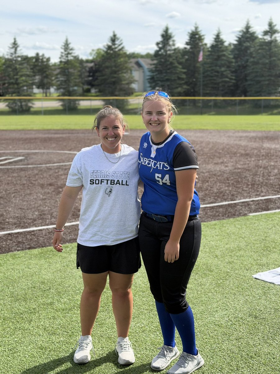 AbbyDavis54's tweet photo. Had a great experience attending the Ferris State catching camp. learned so much and gained valuable experience thank you Coach K for taking the time to teach and help us improve our skills. I can’t wait to be back on campus soon!🥎🩷 

#FerrisState #CatchingCamp #Softball https://t.co/BvT2SXek3M