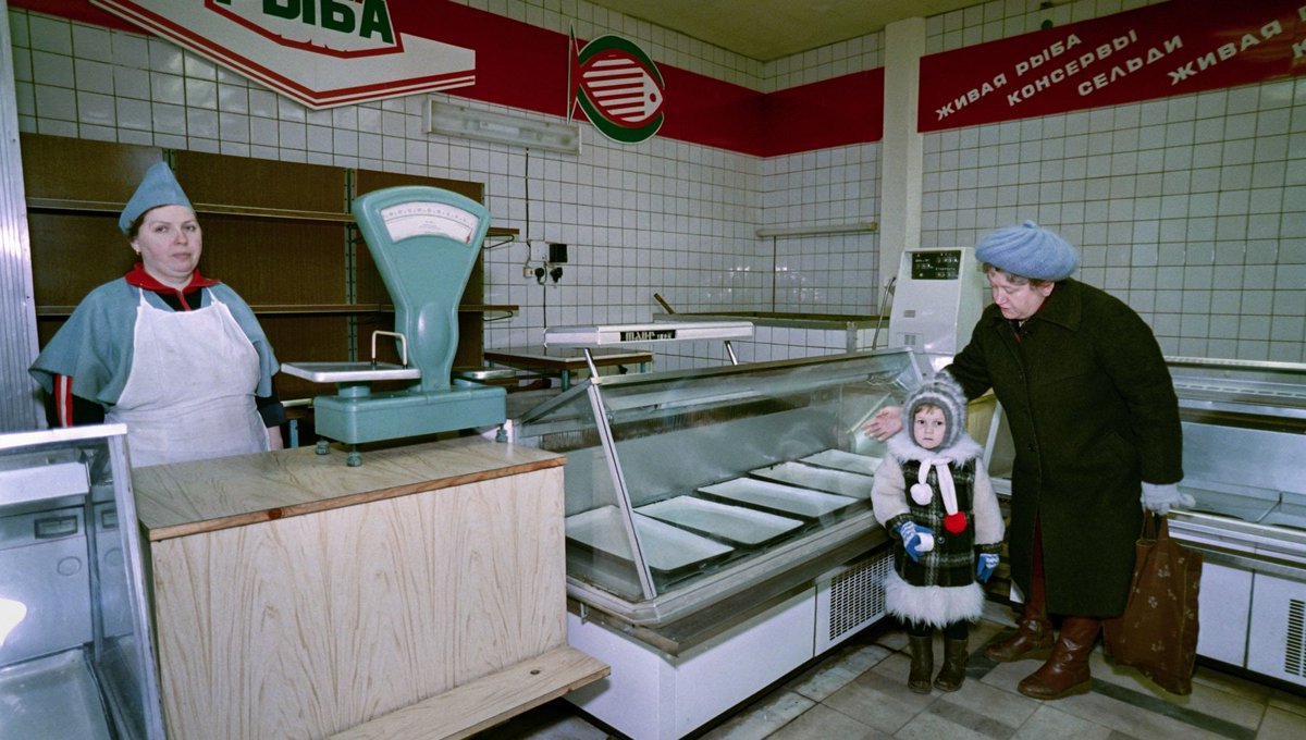 lodiij's tweet photo. Vibesnya somehow lebih menyedihkan dari supermarket di Uni Soviet jaman stagnasi menjelang bubar https://t.co/5lpgrhZekF