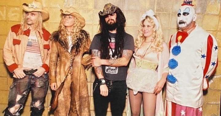 DailyRobZombie's tweet photo. Behind the scenes of House of 1000 Corpses (2003) https://t.co/8PgOZH0UoK