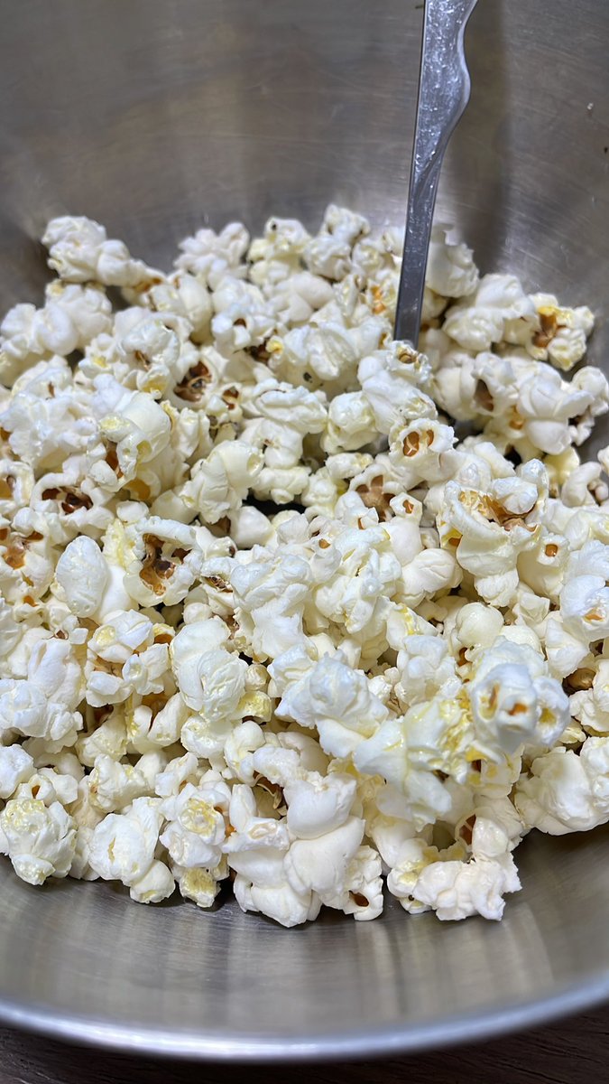 osafarm's tweet photo. ポップコーン作った！！
その日の気分で味を変えられるからとても嬉しい！！😆🍿
今日はバジル+オレガノ+オリーブオイル味にしてみた！🌿美味しい！！✨ https://t.co/b5M3ZaM26u