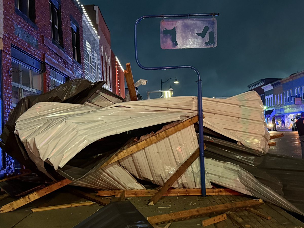 NDronography's tweet photo. Possible tornado damage in Downtown Marshall Illinois👀 prayers for those affected… US National Weather Service Central Illinois
@NWS #tornado #ILWX 
6/17/26 https://t.co/5uTnq6ODUr