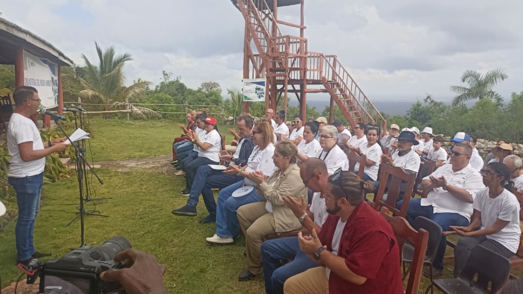 citmacuba's tweet photo. 17 de junio-En el día del natalicio de la doctora Rosa Elena Simeón Negrín, se realizó en Ciego de Ávila acto por el Día Mundial de Medio Ambiente, presidido por el VM @citmacuba Daimar Cánovas @daimarc, dir gral de Medio Ambiente @OGAmbienteCuba y dir @AMA_CUBA Maritza García
👇 https://t.co/lURJobQyEW