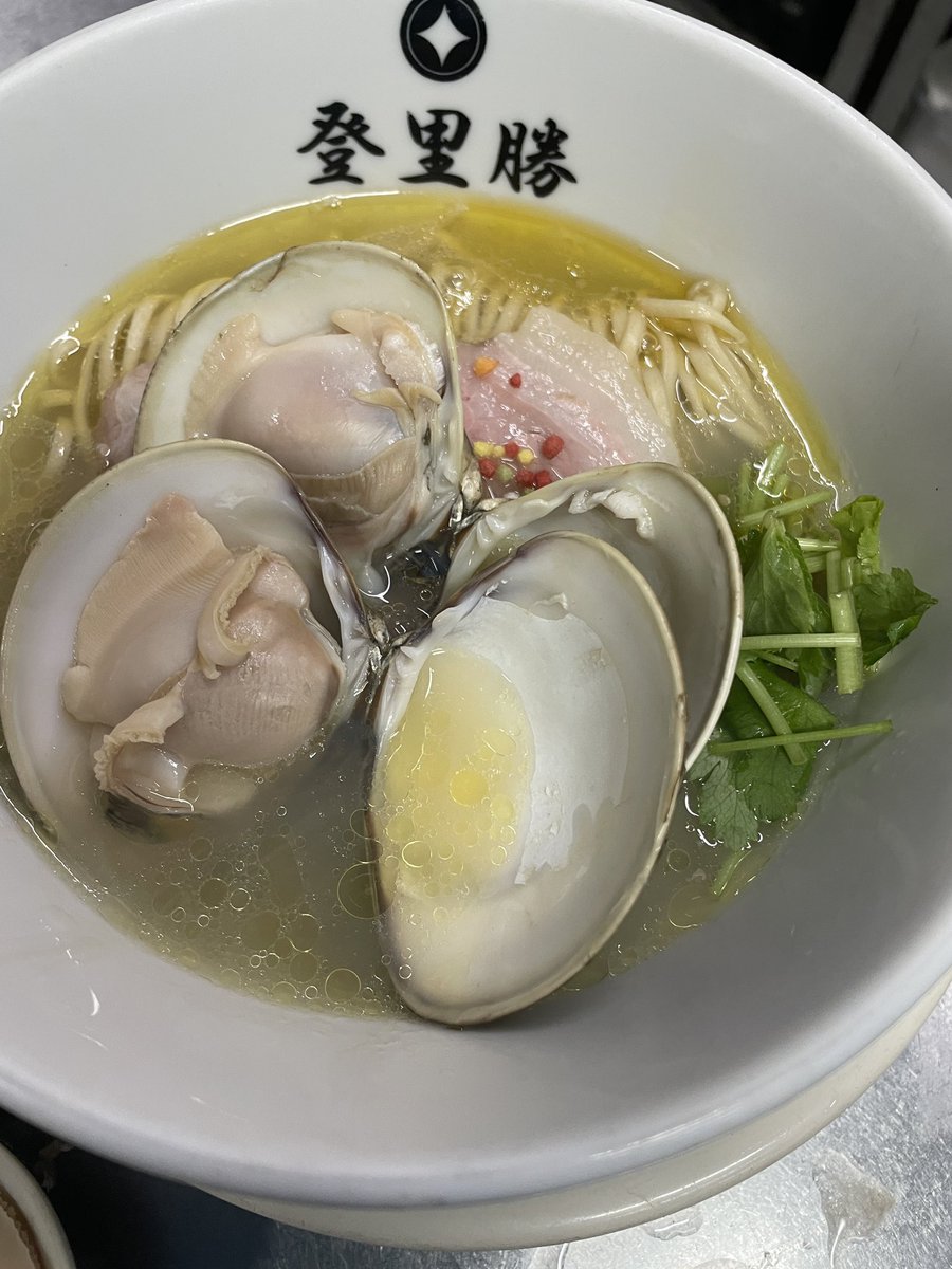 torikatu24's tweet photo. 本日も11:00より営業いたします🍜

桑名産天然はまぐりらぁめん
冷やし香露中華

平日昼限定
肉中華そば

平日限定
もち小麦の油そば・まぜそば

夜は平日限定
濃厚魚介つけ麺

その他定番メニューもございます。

#桑名
#ラーメン https://t.co/rIVA0GEz3R