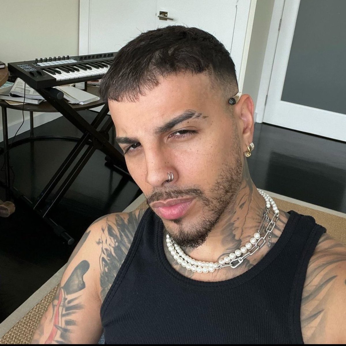 famosos_hotxx's tweet photo. DALE RT Y TE MANDO UN REGALO ♥ 

SE FILTRA VIDEO DEL CANTANTE "RAUW ALEJANDRO" MASTURBANDOSE HASTA ACABAR.

QUIERES EL VIDEO? VE AL PRIMER COMENTARIO. https://t.co/LjpRTnGb3A