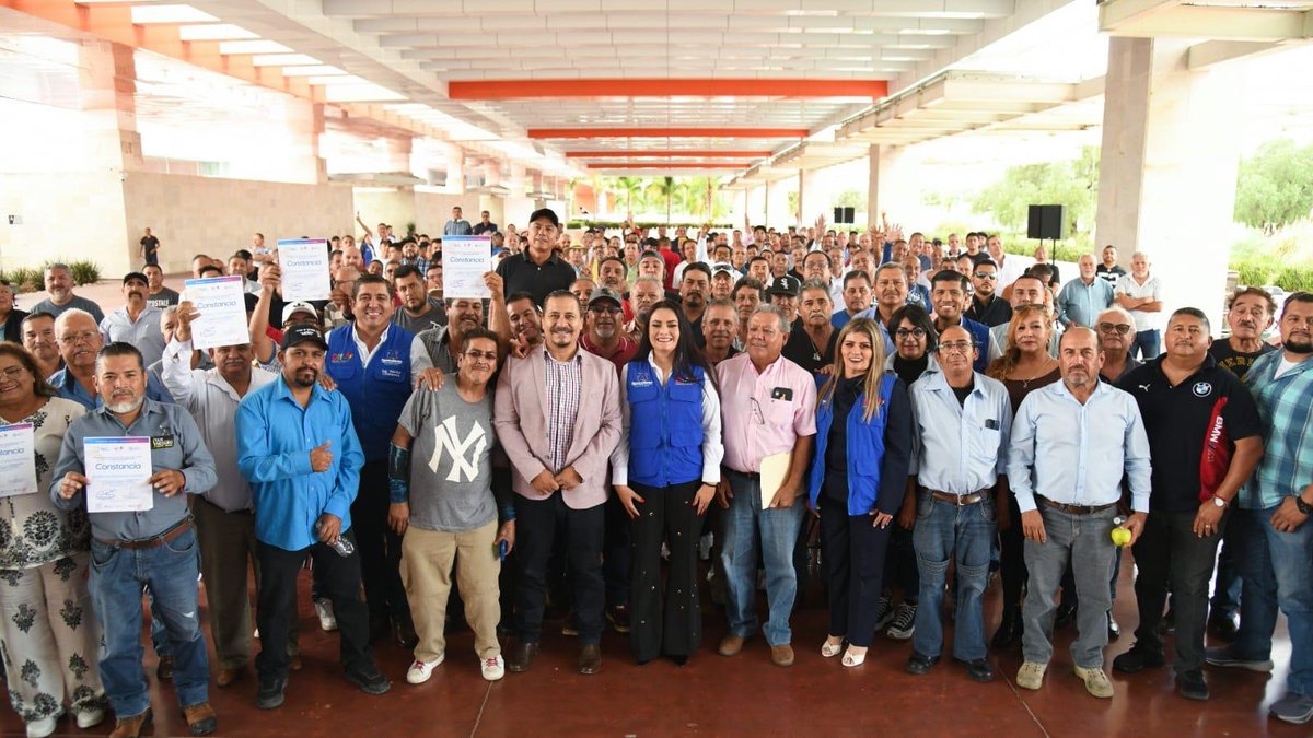 DIFAgs's tweet photo. Reconocemos a los trabajadores del volante que forman parte del programa "El Gigante Transporta",  por ello entregamos constancias a 300 taxistas que brindan sus servicios a personas con discapacidad, pacientes renales y adultos mayores. 💙🚕
#SistemaDIFEstatal https://t.co/kfzAGCFsfE