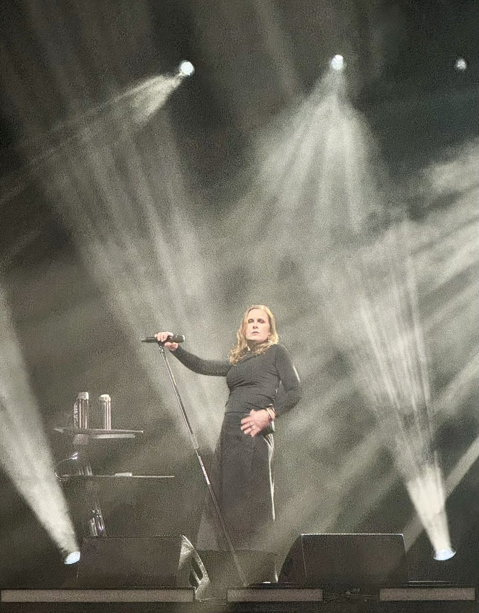 GayGaia's tweet photo. Wishing THE VOICE that is .@AlisonMoyet a very Happy, Happy Birthday!  See you in #Manchester 💋 https://t.co/oqSzBuCEbB