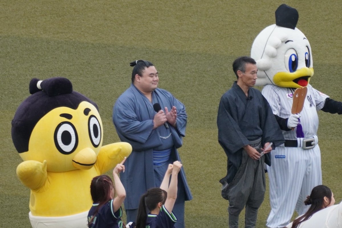 6u_mo's tweet photo. 今日は🍙「おにぎりの日」とのこと

（写真は去年の大相撲とプロ野球のコラボでの隆の勝） https://t.co/WNnufOezUz