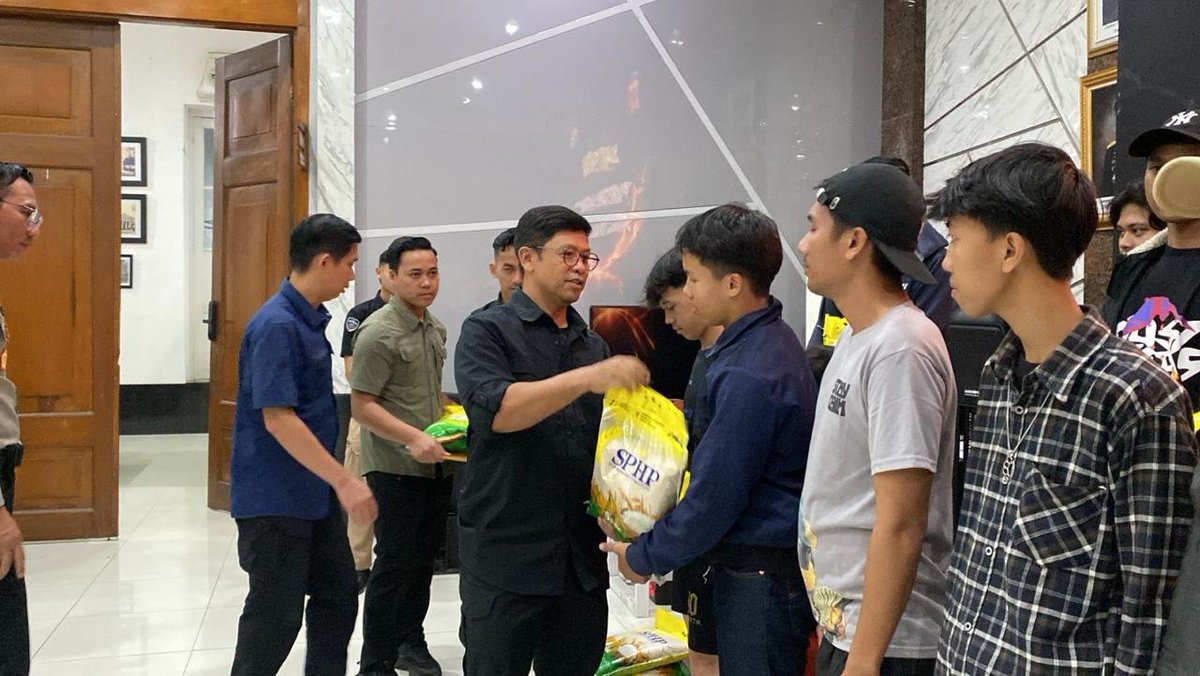 humasbubat's tweet photo. *Kasat Resnarkoba Polrestabes Bandung Salurkan Bantuan Sosial https://t.co/zgA0FJT3s5