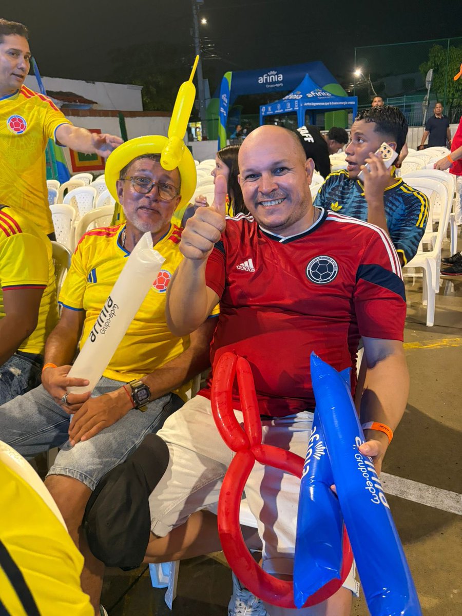 AfiniaGrupoEPM's tweet photo. A pesar de la lluvia que cae sobre Cartagena, la emoción no se detiene 🔥
La energía de #Afinia sigue encendida en la #TribunaDeLaEnergía del barrio Amberes, donde una pantalla gigante ya está lista para recibir a todos los habitantes y vivir juntos la pasión del partido Colombia vs. Uzbekistán.
¡Los esperamos en la cancha central del barrio para disfrutar esta gran fiesta del fútbol!