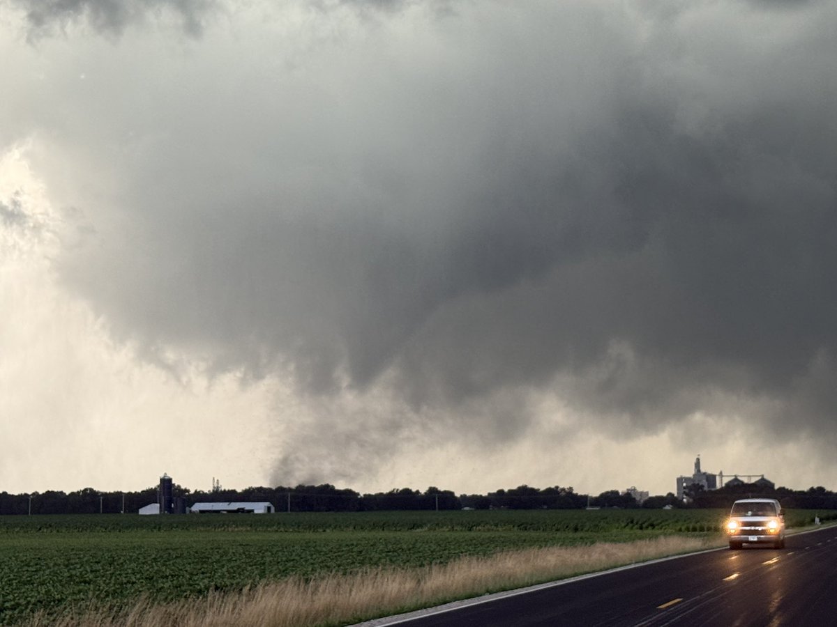 barowskiwx's tweet photo. Tornado in Effingham IL around 8:13 pm #ilwx @NWSLincolnIL https://t.co/oHj6I0cTF0