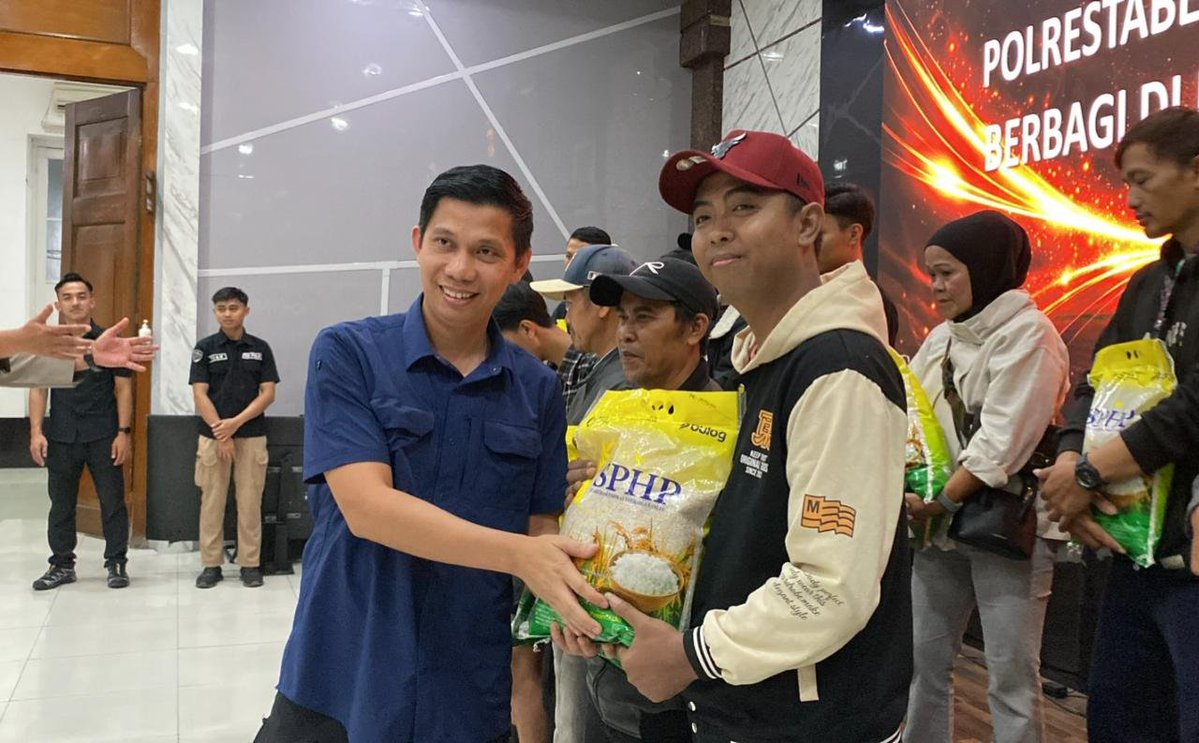 humasbubat's tweet photo. *Kasat Reskrim Polrestabes Bandung Tebar Kepedulian Melalui Penyaluran Bantuan Pangan kepada Masyarakat*

Bandung, 18 Juni 2026 – Sebagai wujud kepedulian sosial dan komitmen Polri dalam membantu masyarakat, Kasat Reskrim Polrestabes Bandung melaksanakan kegiatan penyaluran https://t.co/X7KrYLlQM8