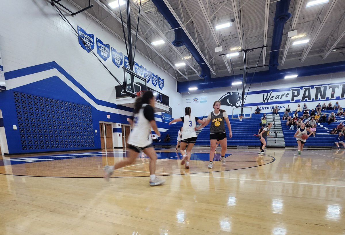AlterGirlsBball's tweet photo. Thanks to @getupborohoops for hosting our JV and VR teams for a scrimmage. Great competition. Best of luck the rest of the summer! ☀️🏀⚔️ https://t.co/zcD2bGcvvE