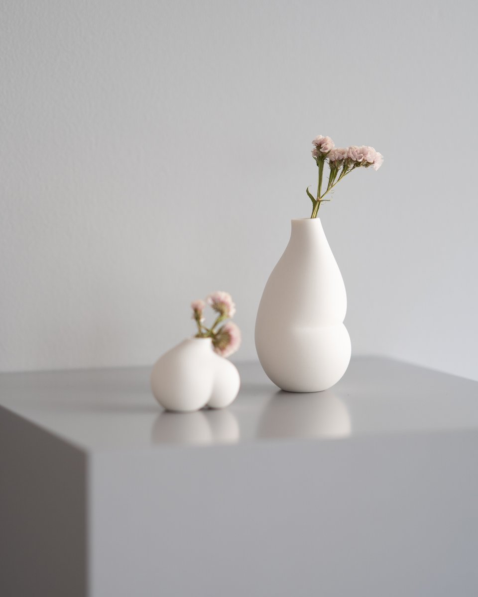 hulsgalleryjp's tweet photo. 《オンライン販売開始》現在開催中の陶芸家・安藤良輔さんの作品展『Forms』。

一部展示作品のオンライン販売を開始しました。すべらかな手触りのoshiri花入れや泥漿の垂れた「dip」カップ、手作業で丁寧に削られた彫紋作品など、ぜひチェックしてみてください。
https://t.co/zOuNiqZljQ https://t.co/QVOWZY7Jxm