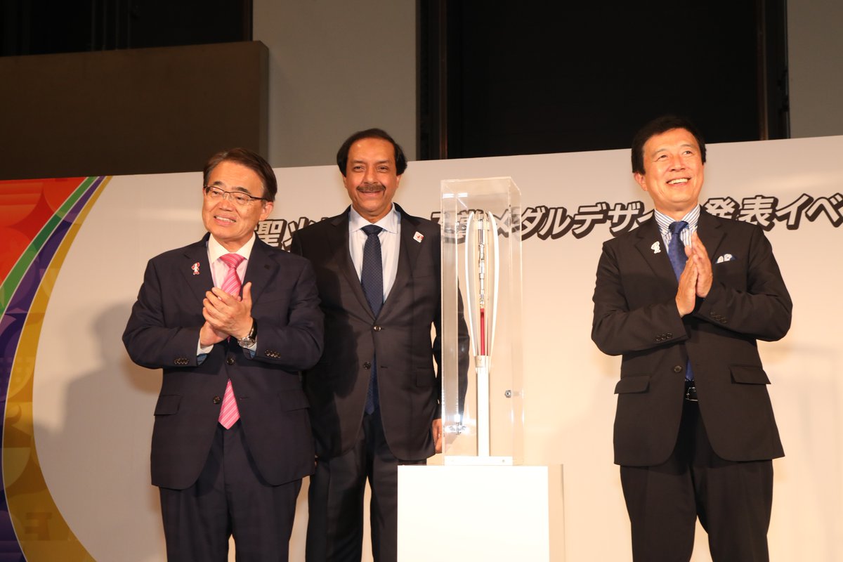 AsianGames_2026's tweet photo. ◤  100 Days To GO!  ◢
🔥聖火リレー＆入賞メダル　デザイン発表イベント🏅
 
🎀---イベントレポート---🎀
📆　6月11日（木曜日） 14時30分から15時　　　
🏙️　ミッドランドスクエア　B１Fアトリウムイベントスペース
👨　OCA調整委員会委員長 タヤブ氏
👨　大村愛知県知事
👨　広沢名古屋市長
👨　村手聡事務総長
🏃‍♀️　安藤美姫、伊藤則子、小塚崇彦（聖火リレー PRランナー）
🏅　志波大輔（メダルデザイナー）
💃　MYERA（愛知・名古屋2026 応援サポーター）
 
🎈聖火リレートーチのお披露目及び聖火リレー PRランナーの登場🎈
式典セレモニーでは、主催者による開会あいさつに続き、聖火リレーのトーチを初披露🔥
また、聖火ランナーが着用するユニフォームも初お披露目となりました👕
さらに、聖火リレーPRランナー（安藤美姫さん、伊藤則子さん、小塚崇彦さん）がユニフォームを着用して登場し、聖火リレーへの期待が高まる瞬間となりました⭐💫
 
🎈入賞メダルのお披露目🎈
続���て、入賞メダルのPR映像を上映した後、入賞メダルを初披露🏅
デザインを手掛けた志波大輔さんからは、デザインの着���過程やデザインに込めた想いについてご説明いただきました🗣️💬
 
セレモニーの最後には閉会あいさつとフォトセッションを行い、イベントは大きな盛り上がりの中で終了しました。
 
🔗詳しくはこちらから👇
👉https://t.co/AxhBYYAgaw
 
#大会応援サポーター #MYERA #STYERA #Yui #Aguri #Himena #Koto #Riria #第20回アジア競技大会 #愛知名古屋2026 #aichinagoya2026　#asiangames #聖火リレー #トーチ　#聖火ランナー #入賞メダル #表彰台 #愛知県 #名古屋市 #torchrelay #victoryceremony #aichi #nagoya #aichinagoya2026 #ImagineOneAsia